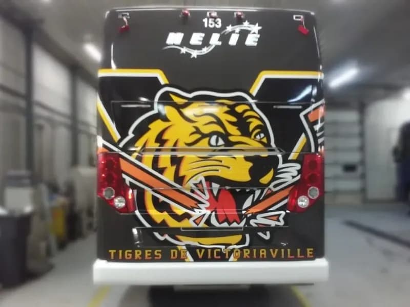 Rear of a coach wrapped in Tigres de Victoriaville team graphics