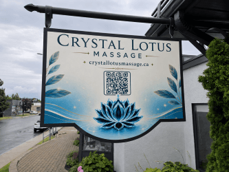 Enseigne suspendue Crystal Lotus Massage avec code QR