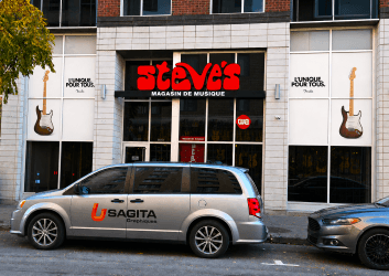 Vitrines de Steve’s Music Store avec graphiques, fourgonnette Sagita devant