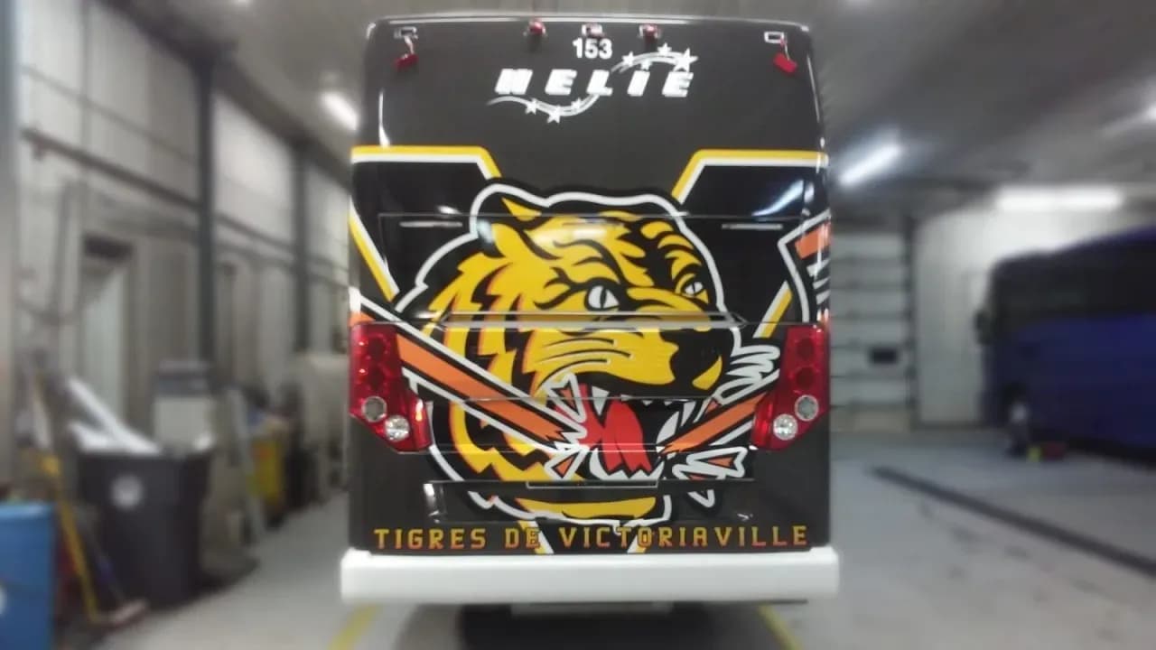 Rear of a coach wrapped in Tigres de Victoriaville team graphics